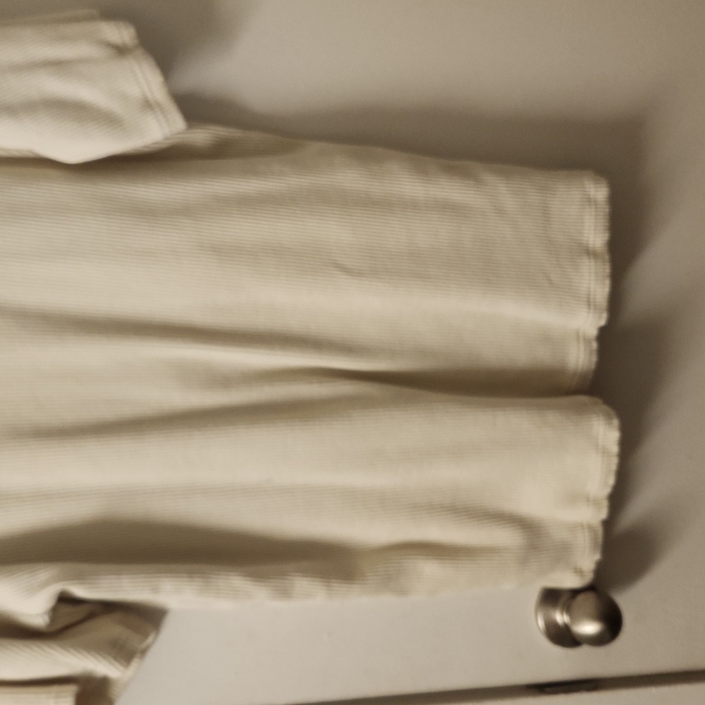 Bo and Tee cream Workout tshirt. Size M - Picture 3 of 9